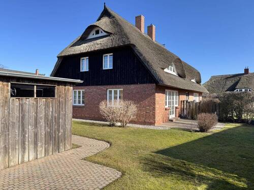 Hausansicht - Großzügiges Doppelhaus unter Naturrohr