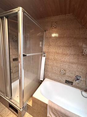 DG, Bad mit Wanne und Dusche - 
