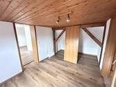 DG, Durchgangszimmer mit niedriger , z.B. Ankleide - 