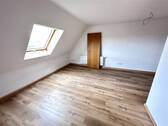DG, Schlafzimmer mit Zugang zum Bad 2 - 