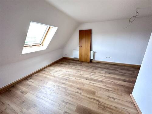 DG, Schlafzimmer mit Zugang zum Bad 2 - 