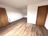 DG, Schlafzimmer mit Zugang zum Bad - 