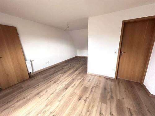 DG, Schlafzimmer mit Zugang zum Bad - 