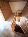 rustikale Holztreppe im gesamten Haus - 