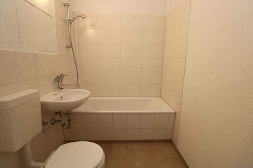Beispiel Bad mit Wanne - 2 Zimmer Etagenwohnung in Freiberg