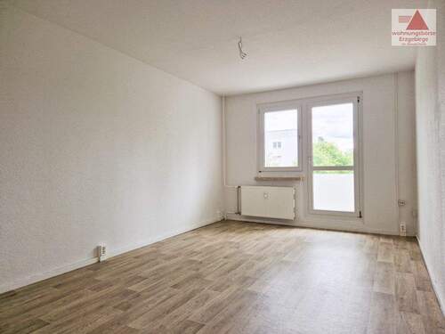 Wohnzimmer - Praktische 2-Raum-Wohnung mit Balkon in Klingenberg
