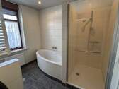 Bad mit Dusche und Wanne - 