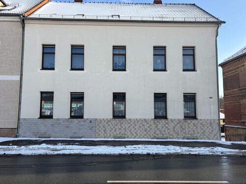 Haus Frontseite - 3 Zimmer Etagenwohnung zum Kaufen in Werdau