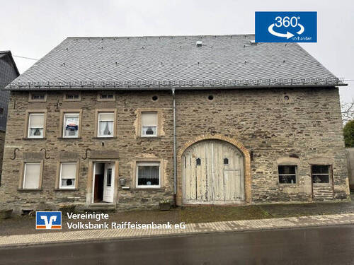 Straßenansicht - Ehemaliges Bauernhaus mit großem Grundstück