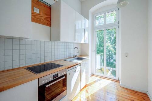 Küche mit perspektivIschem Zugang zu einem weiteren Balkon - 3 Zimmer Etagenwohnung in Berlin