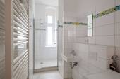 Bad mit Dusche und Waschmaschinenanschluss - 