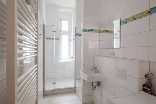 Bad mit Dusche und Waschmaschinenanschluss - 