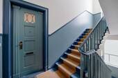 Wohnungstür mit Treppenhaus - 