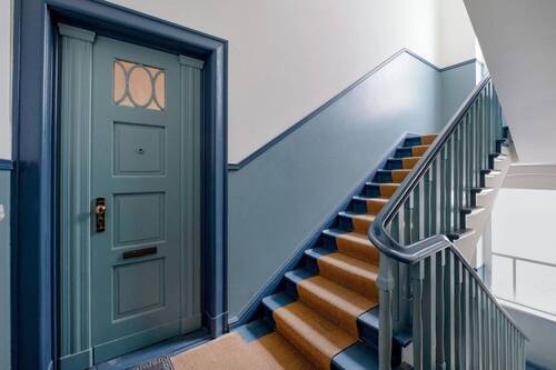 Wohnungstür mit Treppenhaus - 
