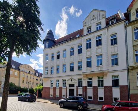 Hausansicht mit Eingangsbereich - 