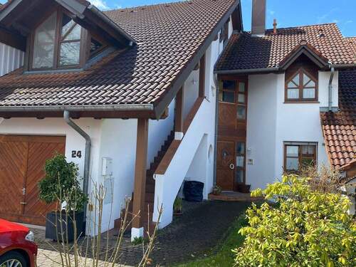 Vorderseite mit Treppe zur ELW - Reihenmittelhaus mit ELW in Leutkirch zu verkaufen