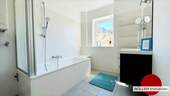 Modernes Badezimmer mit Fenster! - 