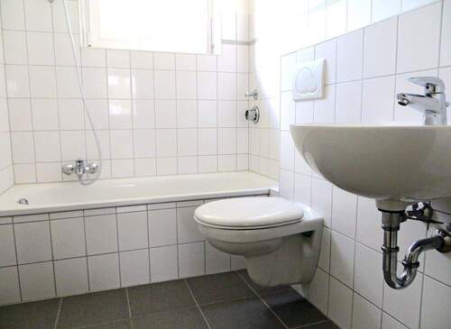 Innenaufnahme Badezimmer 1.OG - Mehrfamilienhaus, Wohnhaus in Hamburg