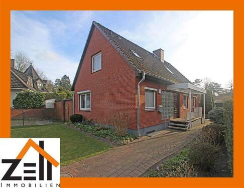 Ansicht von der Straße aus - * Wohnen in begehrter Lage * guter Grundriss * EBK * 2 Bäder * Terrasse * Keller * 2 Garagen *