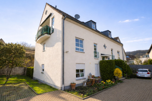 Hausansicht - 100 m² große Eigentumswhg. mit 3 Zimmern, Südloggia & Stellplatz in ruhiger Sackgassenlage