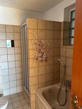 Badezimmer mit Dusche und Wanne - 