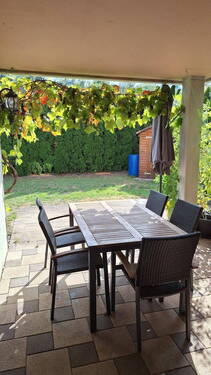 Wohnzimmer mit Blick in Garten - Helle und barrierefreie 4-Zimmer-Wohnung mit eigenem Garten in der Südstadt - provisionsfrei!