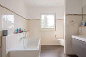 En-Suite Bad 2 mit Badewanne - 