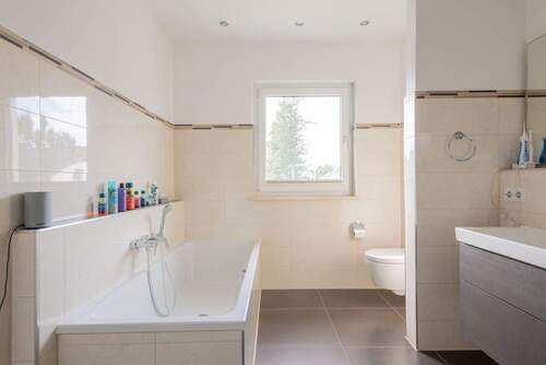 En-Suite Bad 2 mit Badewanne - 