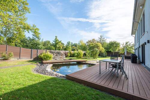 Nahezu uneinsehbarer Garten - Einzigartig: SMART Home, 10 Zimmer, 5 Bäder, 2 Garagen, Energiekl. A, großer Garten, Koi-Teich