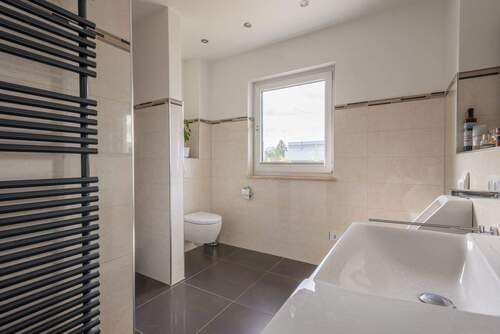 En-Suite-Bad mit gemauerter Dusche - 