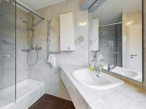 Tageslichtbad mit Wanne und Dusche - 