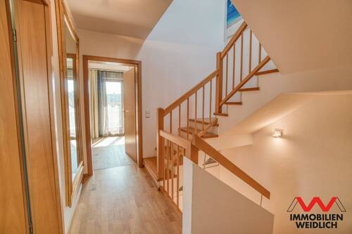 Flur und Treppe im OG - 