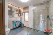 Bad im OG mit bodengleicher Dusche - 