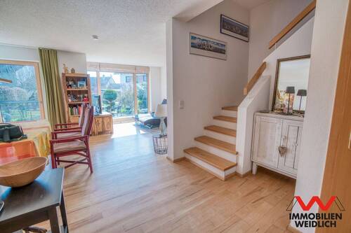 Wohn-Ess-Bereich mit Treppe - 