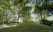 Park der Wohnanlage - Wohnung bei St. Emmeram zum Modernisieren