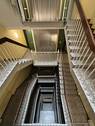 Treppenhaus Blick abwärts - Etagenwohnung mit 86,00 m&sup2; in München zum Kaufen