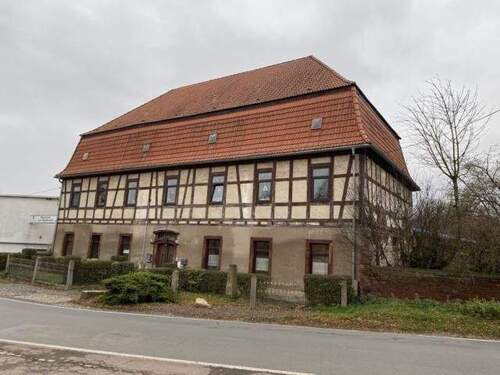 Außenansicht Straße - vermietetes Mehrfamilienhaus in Bornstedt ( Mansfelder Land)