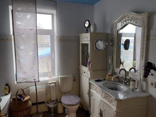 Bad mit Wanne und Dusche im OG - 