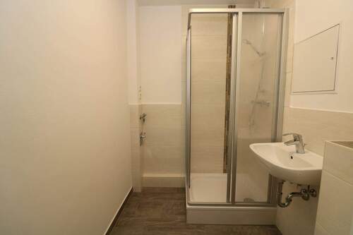 Beispiel Bad mit Dusche - Auch ohne Badekappe Duschspaß garantiert...helle 2-RW mit Dusche u. Balkon!!!