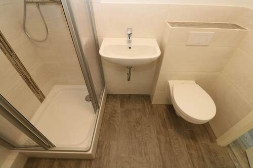 Beispiel Bad mit Dusche - 2 Zimmer Etagenwohnung zur Miete in Freiberg