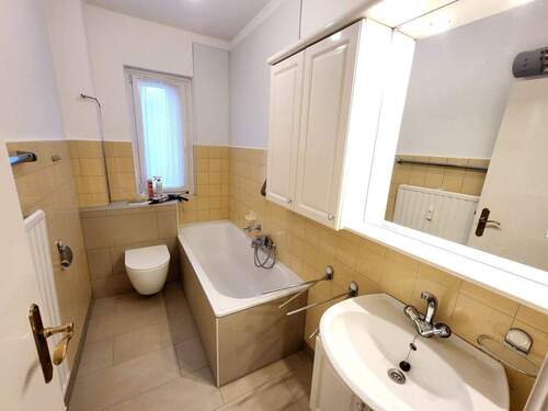 Vollbad/WC mit Fenster - 