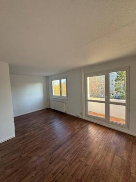 Wohnzimmer.JPG - 1 Zimmer Mehrfamilienhaus, Wohnhaus zum Kaufen in Dessau-Roßlau