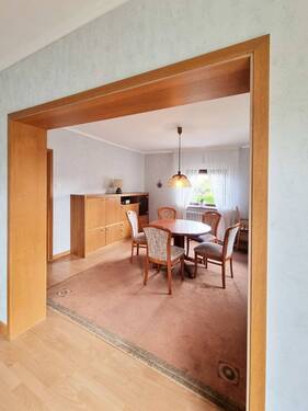 Esszimmer mit Durchgang zum Wohnzimmer - 