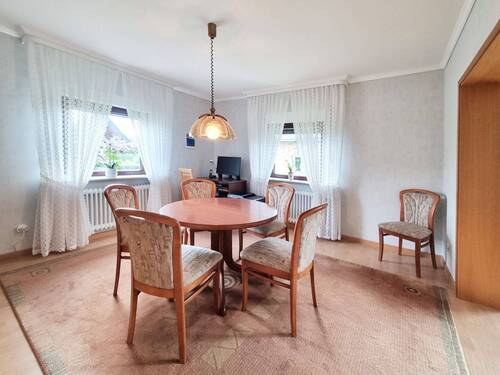 Esszimmer mit Durchgang zum Wohnzimmer - 