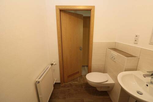 Beispiel Bad mit Dusche - 2 Zimmer Etagenwohnung zur Miete in Freiberg