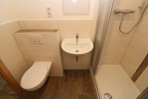Beispiel Bad mit Dusche - 2 Zimmer Etagenwohnung in Freiberg