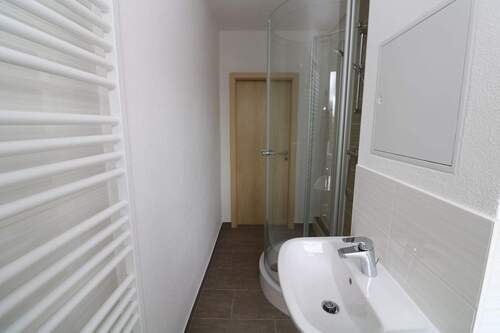 Beispiel Bad mit Dusche - 2 Zimmer Etagenwohnung zur Miete in Freiberg