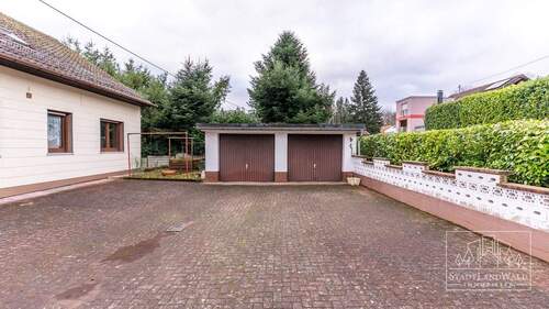 Hof mit Zufahrt zu Garagen - 