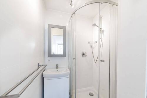 Bad mit Dusche - 