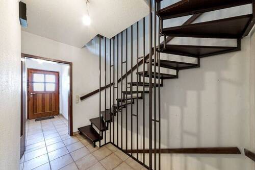 Diele und Treppe ins OG - 4 Zimmer Reihenmittelhaus in Holzkirchen